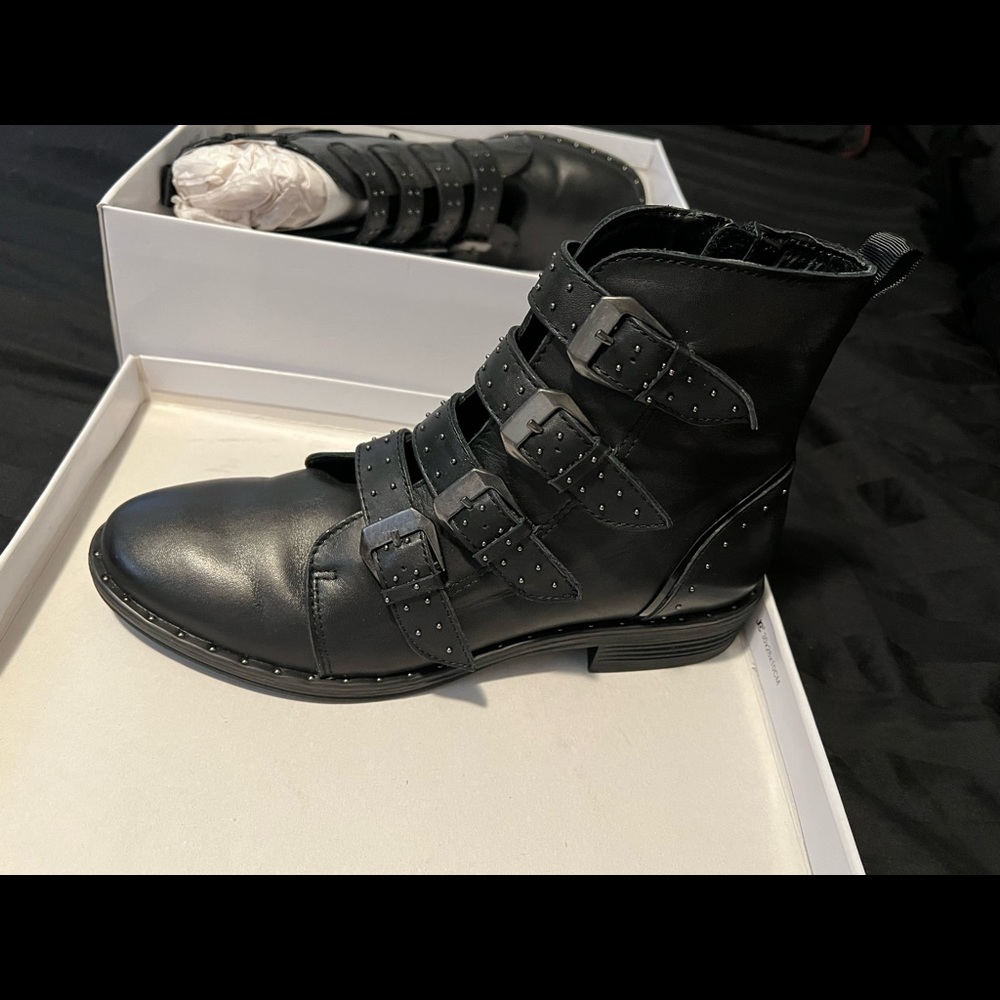 Black size 9 Steven Madden booties